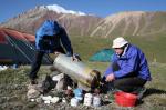 Doplnovani plynovych bomb v horach Pamiru